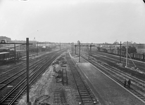 834356 Gezicht op het emplacement van het N.S.-station 's-Hertogenbosch te 's-Hertogenbosch, tijdens de werkzaamheden ...